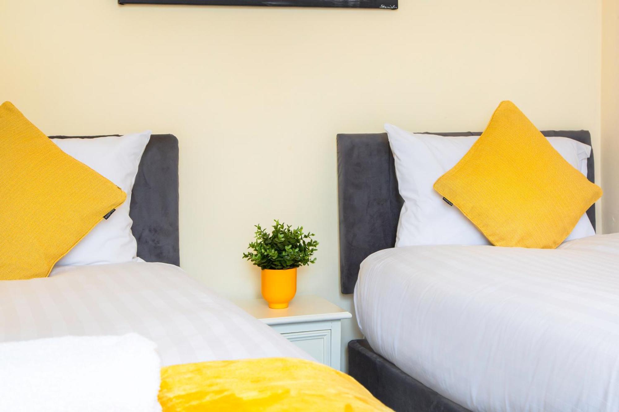 Newly Launched 3 Bedroom House With Free Parking Litherland Buitenkant foto
