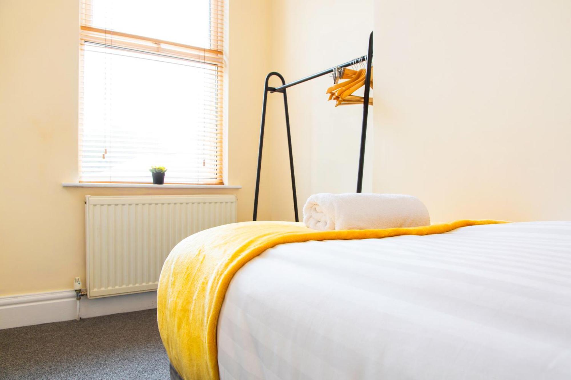 Newly Launched 3 Bedroom House With Free Parking Litherland Buitenkant foto